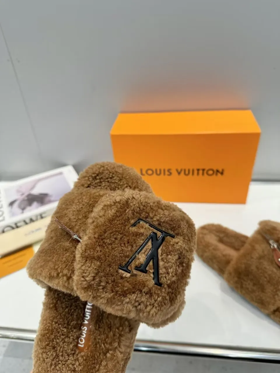 👟👟Ex-factory price 500👟👟 Popular style [LV mop] official website synchronization: counter quality! My family only makes all-genuine lamb 🐑 wool. A giant trendy fall and winter thick-soled fur flip flop. The super comfortable and luxurious wool texture makes your feet more beautiful, confident and comfortable. It is very suitable for home and outdoor use. 1: Fabric: Genuine leather lamb 🐑 wool 2: Lining: Genuine leather lamb 🐑 wool 3: Foot pads: Genuine leather lamb 🐑 wool 4: Outsole: Wear-resistant and non-slip rubber outsole 5: Number of yards: 35-41 yards [Note: 41 customized]